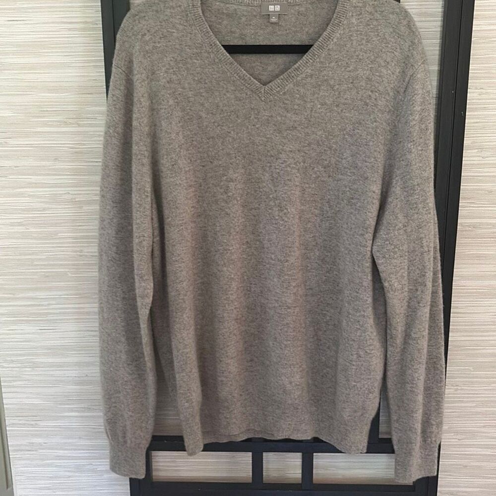 Uniqlo 100% cashmere men’s light Gray V-neck sweater size XL